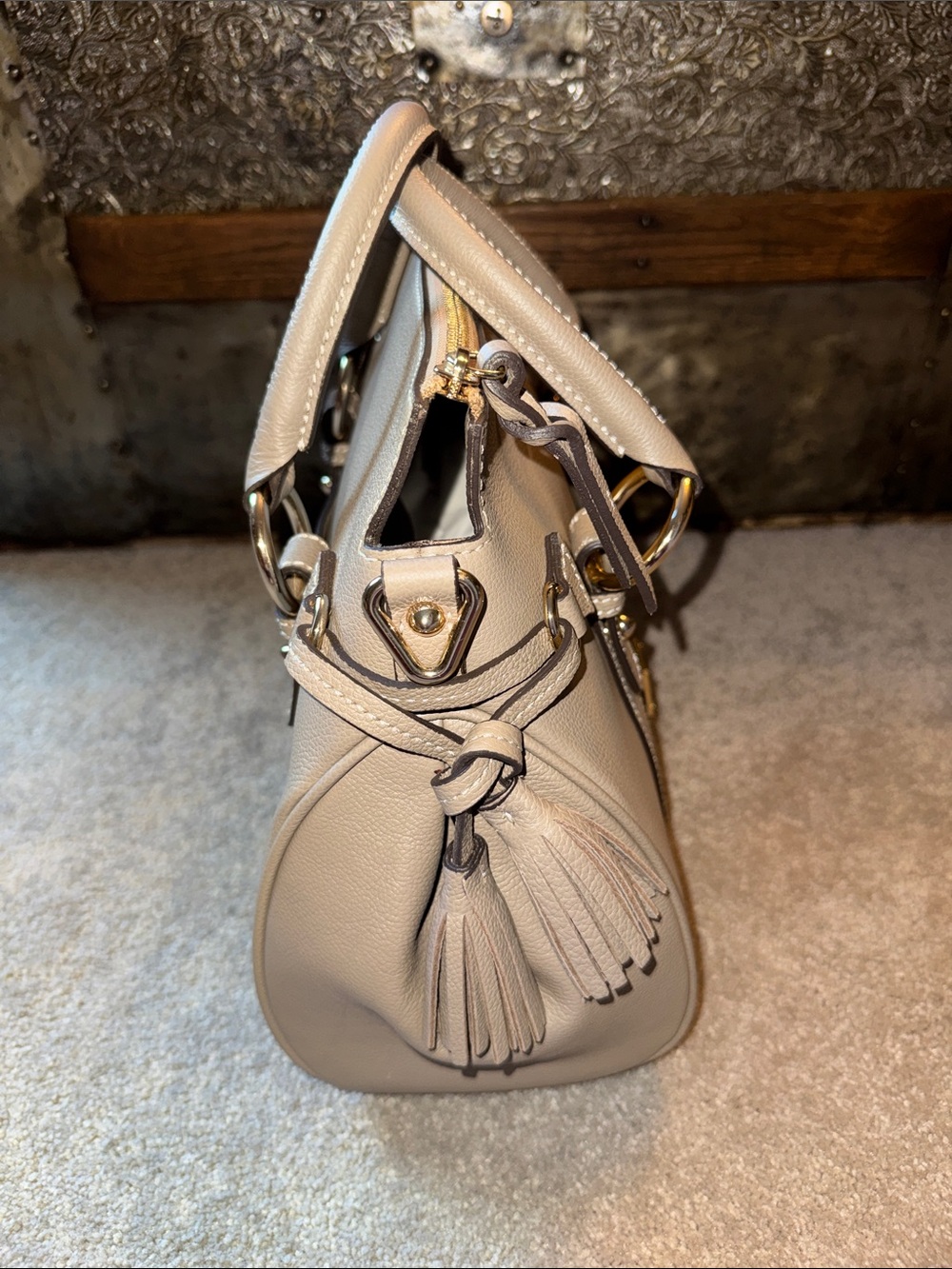 Dooney & Bourke small Sorrento satchel in taupe with strap - Picture 4 of 13